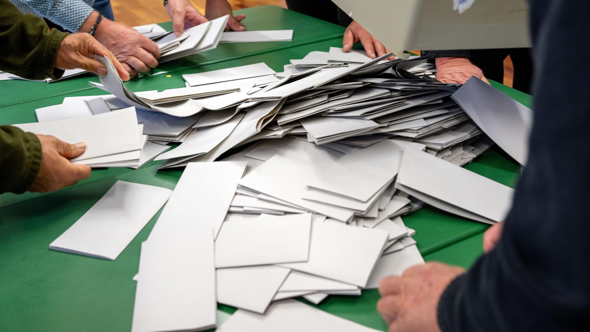 Eine Wahlurne wird ausgeleert.