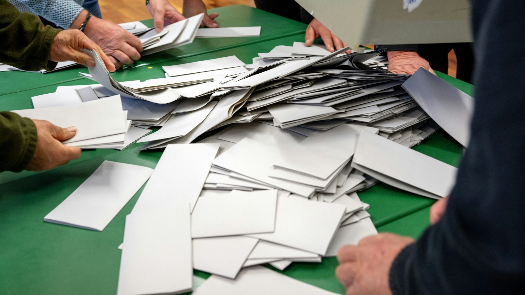 Eine Wahlurne wird ausgeleert.