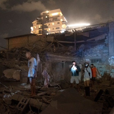 Menschen betrachten die Schäden einer aus dem Gazastreifen abgefeuerten Rakete in Tel Aviv.
