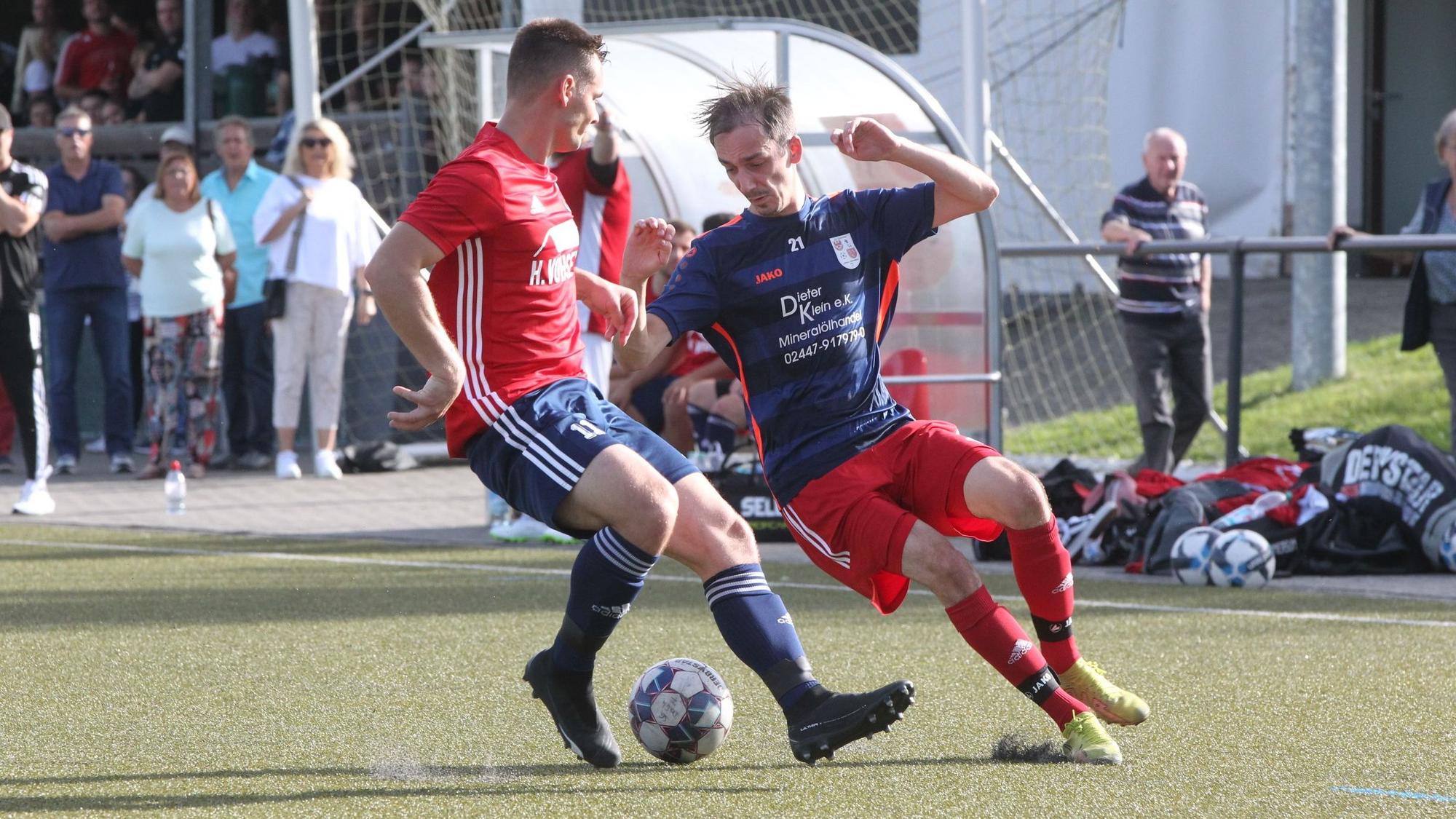 Zwei Fußballer im Duell.