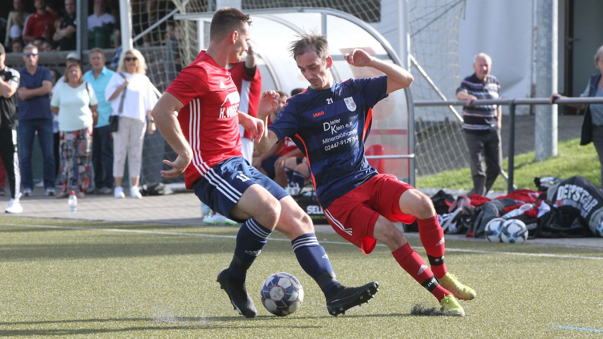 Zwei Fußballer im Duell.