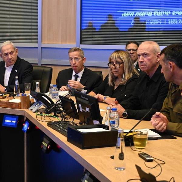 Benjamin Netanjahu (5.v.r), israelischer Premierminister, nimmt an einer Kabinettssitzung in Tel Aviv teil. Mit ihm im Raum sitzen weitere Regierungsvertreter und Militärs.