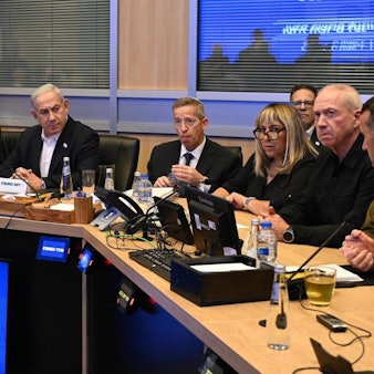 Benjamin Netanjahu (5.v.r), israelischer Premierminister, nimmt an einer Kabinettssitzung in Tel Aviv teil. Mit ihm im Raum sitzen weitere Regierungsvertreter und Militärs.