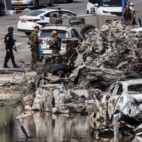 Ein Bild der Zerstörung bildet sich vor der israelischen Polizeistation in Sderot nach einem Angriff ab.