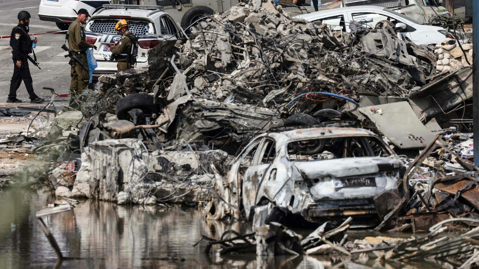 Ein Bild der Zerstörung bildet sich vor der israelischen Polizeistation in Sderot nach einem Angriff ab.