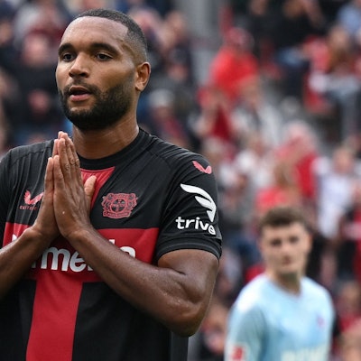 Bayer Jonathan Tah beim Spiel gegen den 1. FC Köln.