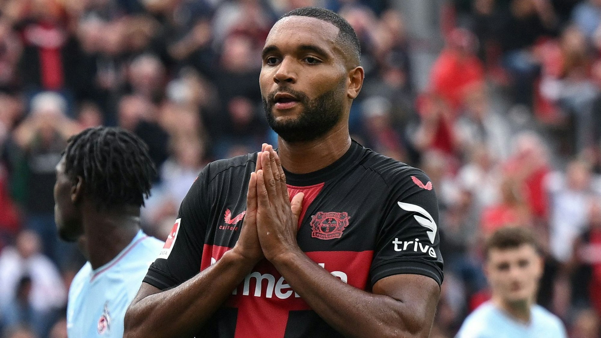 Bayer Jonathan Tah beim Spiel gegen den 1. FC Köln.