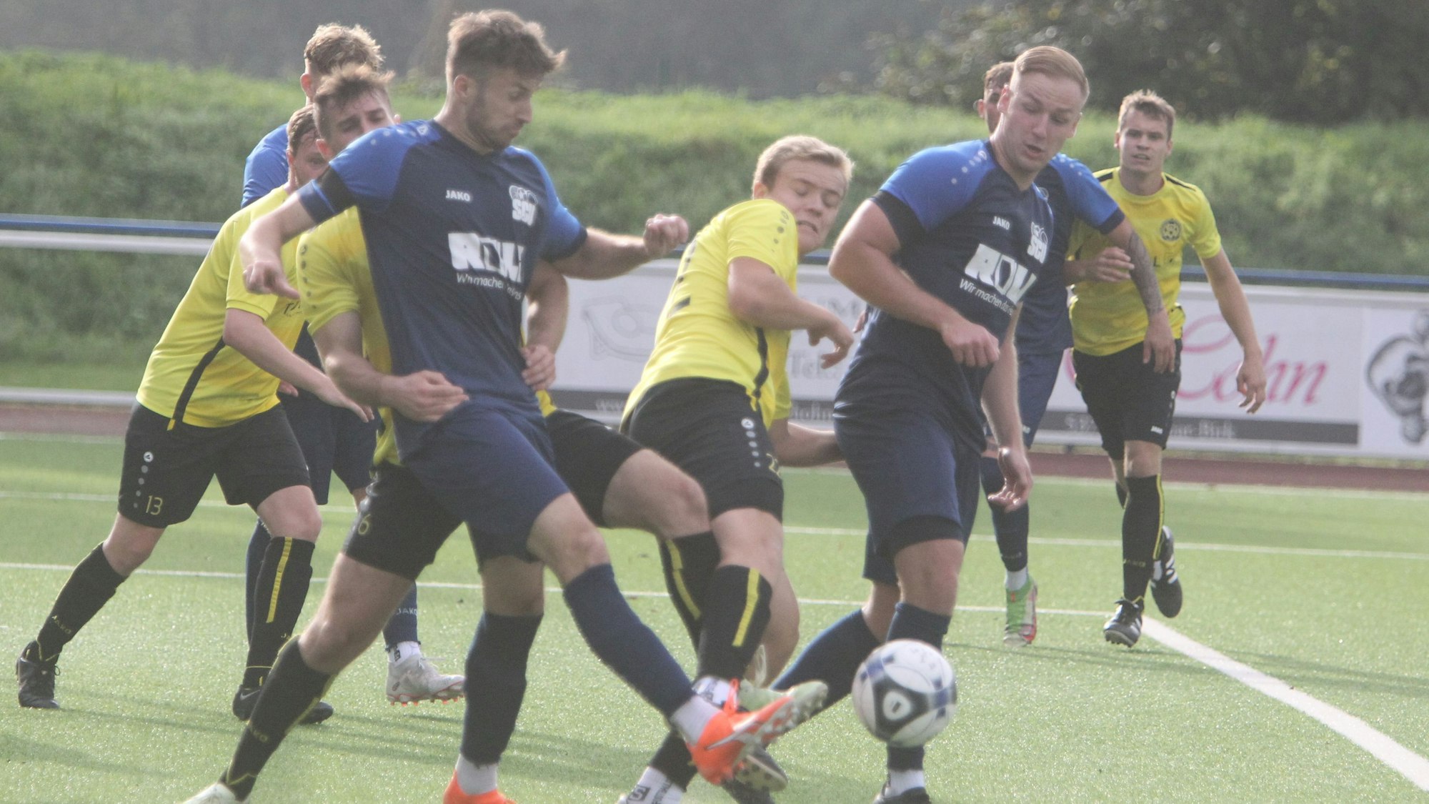 Moritz Schweinert (Mitte) im Duell mit den Uckerathern Christoph Hermanni (links) und Johannes Grünig.