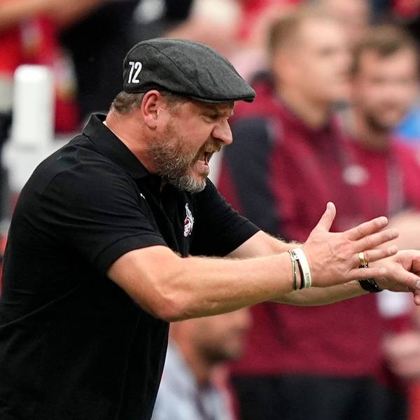 Kölns Trainer Steffen Baumgart ist beim Spiel in Leverkusen emotional an der Seitenlinie.