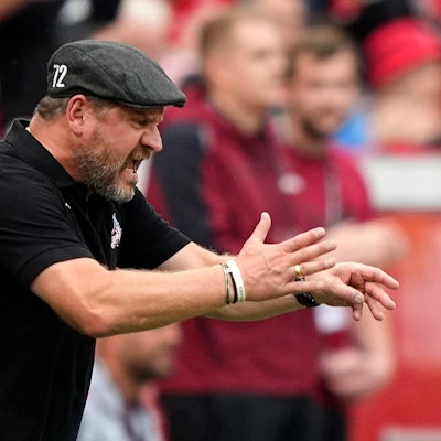 Kölns Trainer Steffen Baumgart ist beim Spiel in Leverkusen emotional an der Seitenlinie.