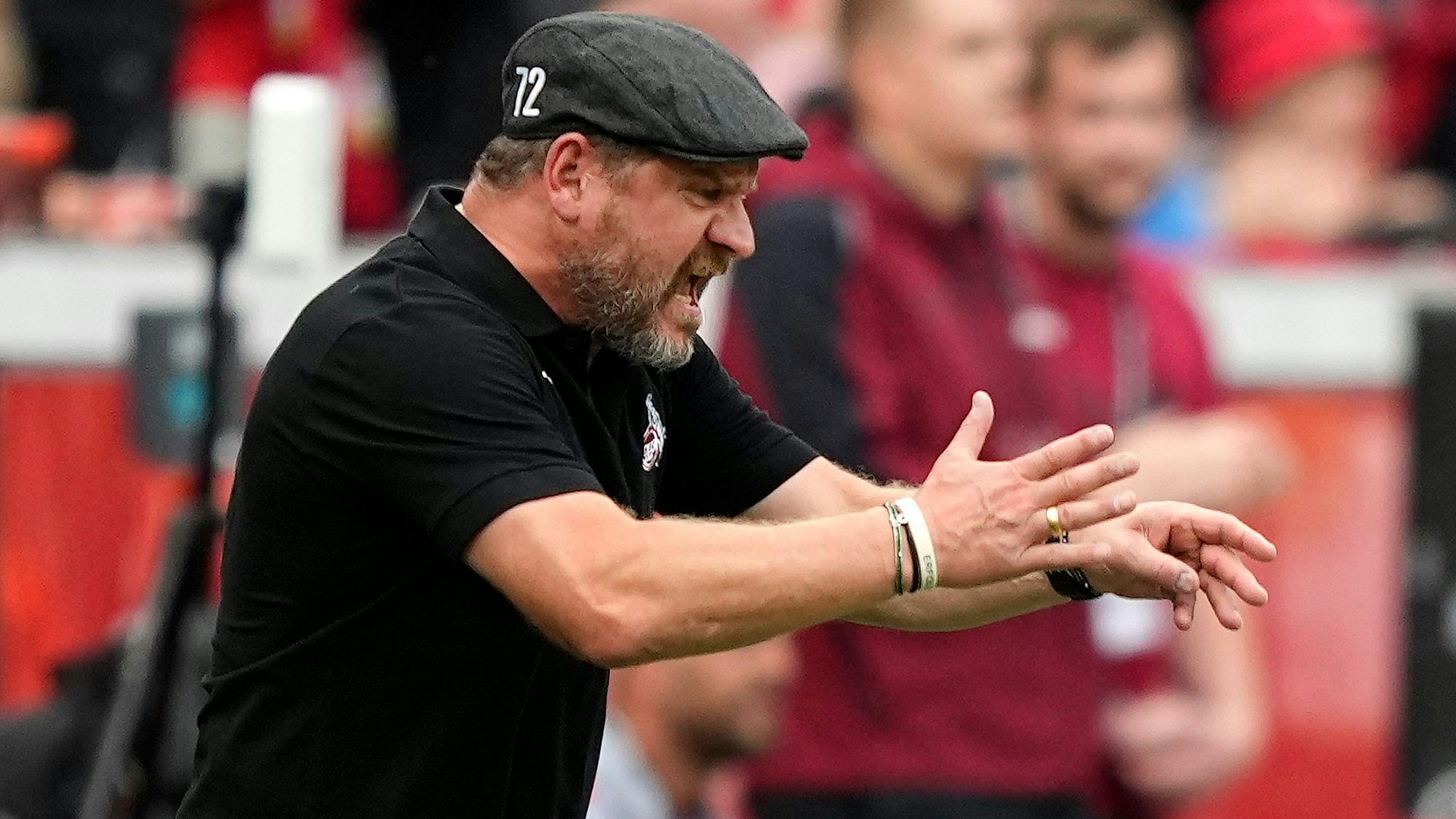Kölns Trainer Steffen Baumgart ist beim Spiel in Leverkusen emotional an der Seitenlinie.