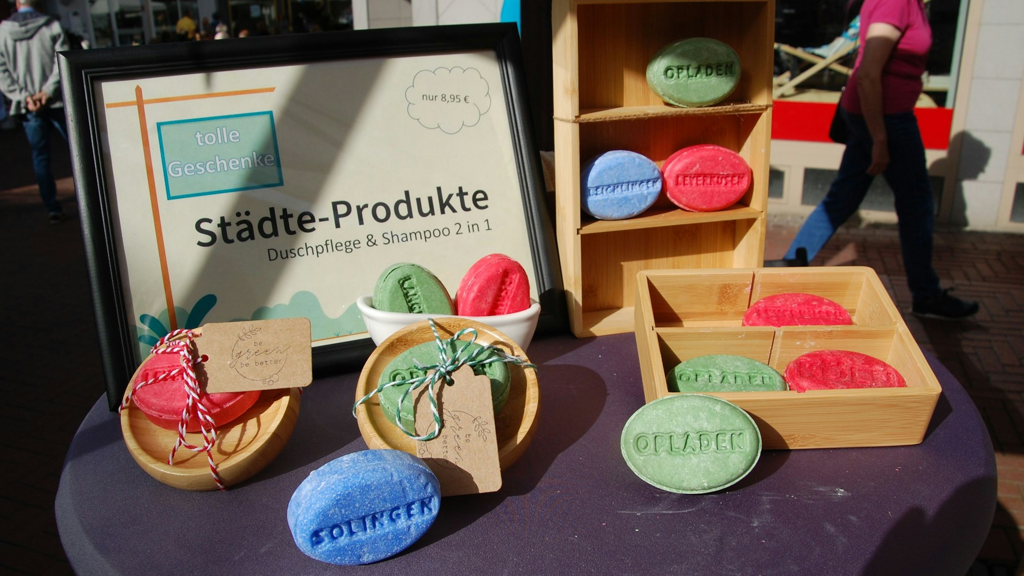 An einem Stand konnten Besucher Naturkosmetik mit der Inschrift einer Stadt kaufen.