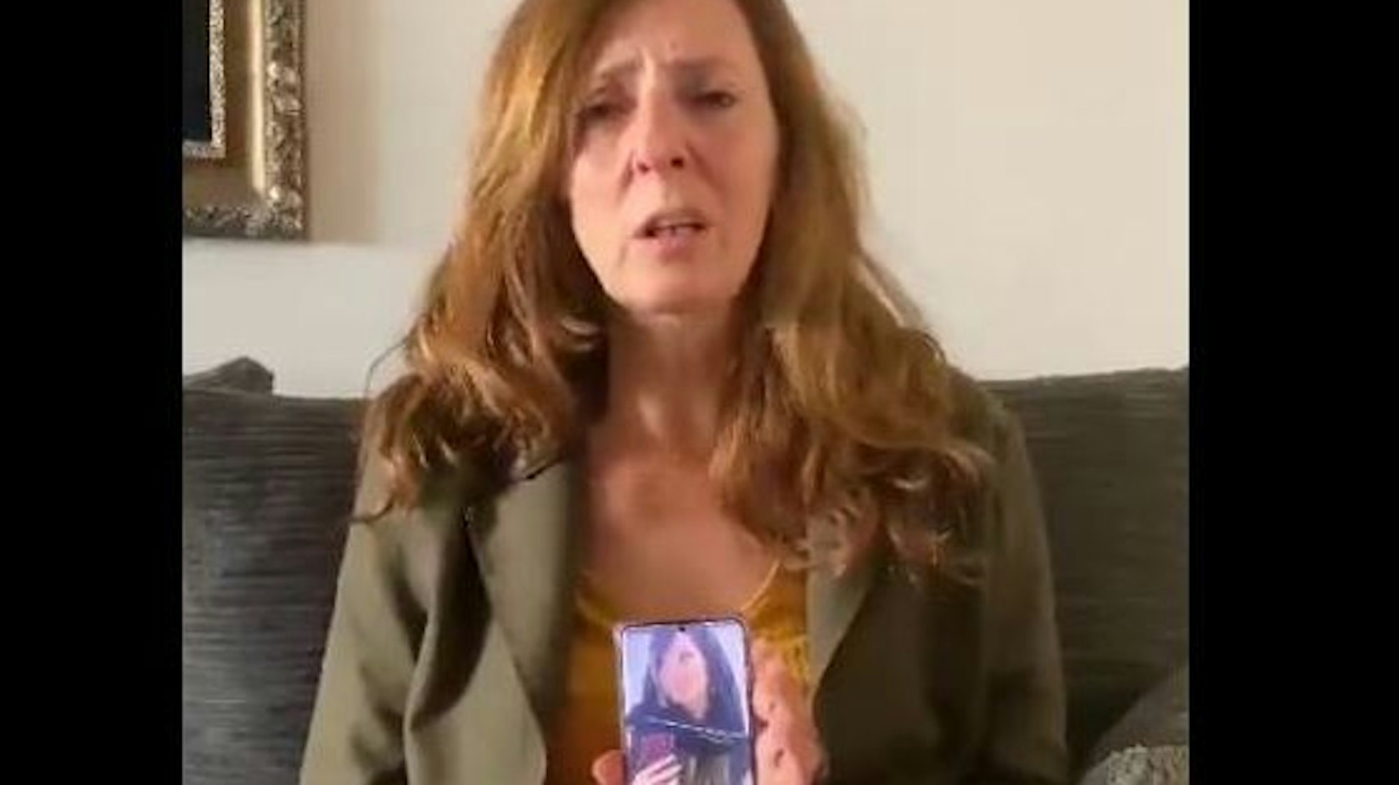 Ricarda Louk zeigt ein Foto ihrer vermissten Tochter Shani Louk.