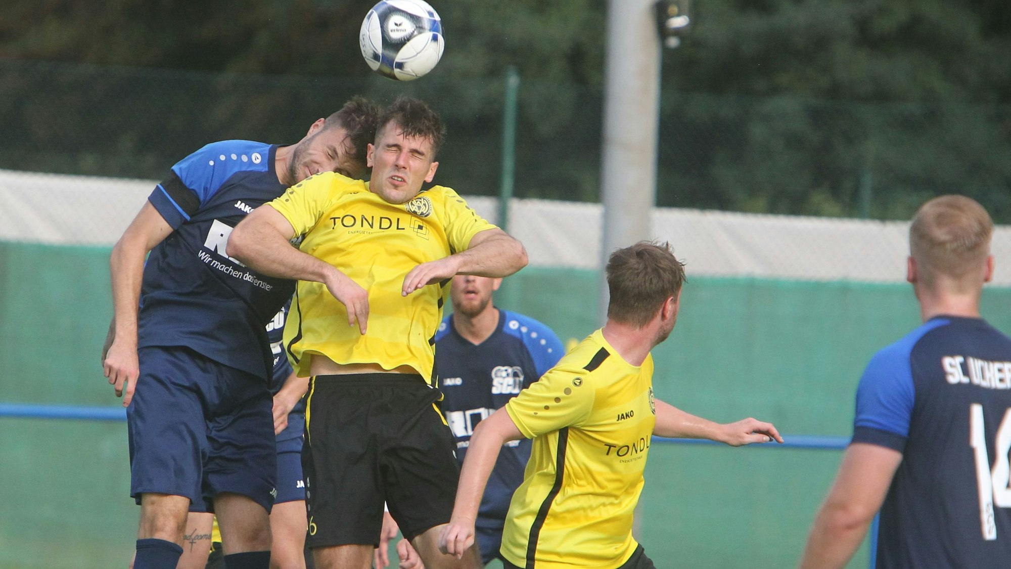 Turm in der Schlacht: Timo Hohn (Mitte) vom Wahlscheider SV.