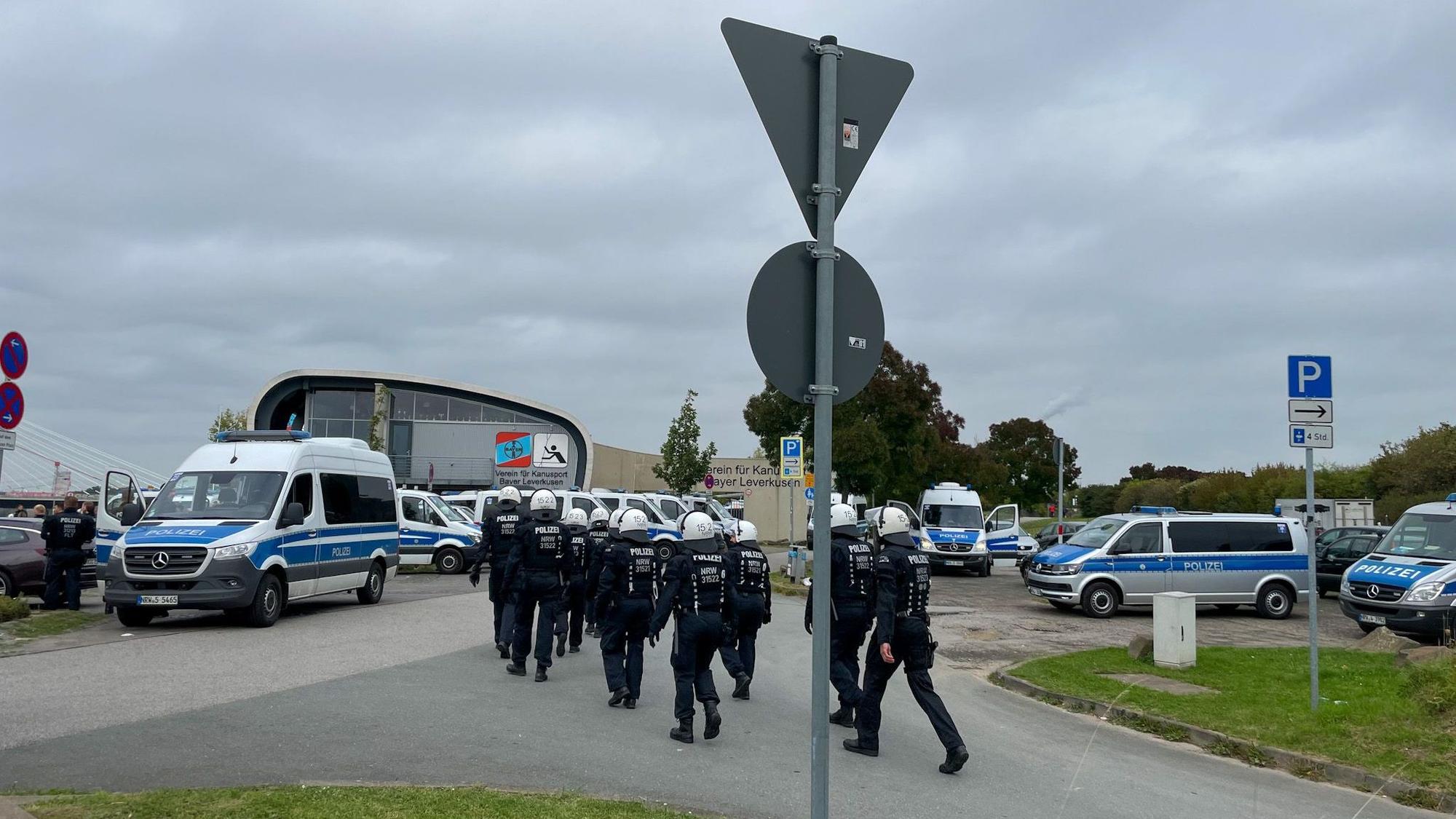 An der Wacht am Rhein hatte sich ein Großaufgebot der Polizei formiert.