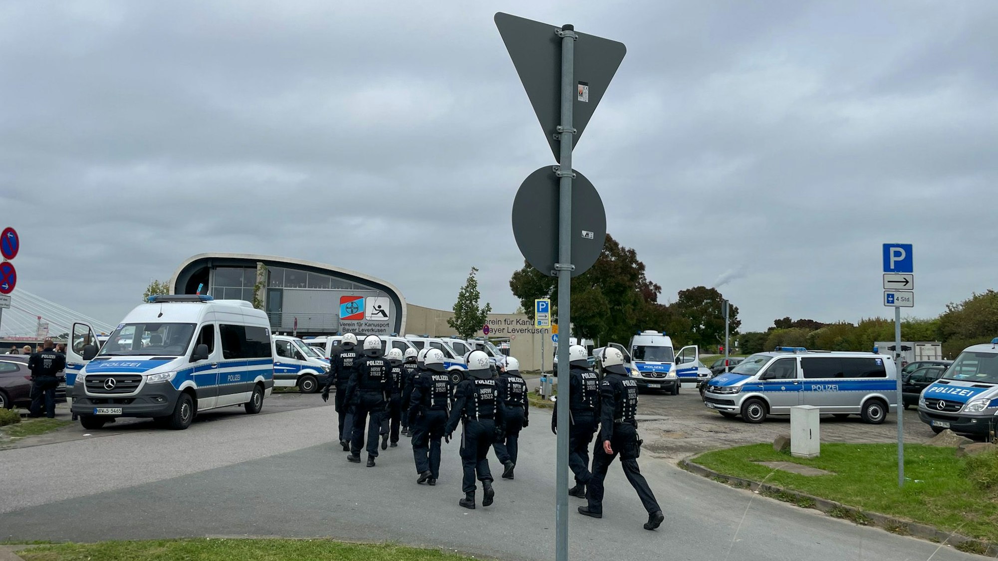 An der Wacht am Rhein hatte sich ein Großaufgebot der Polizei formiert.