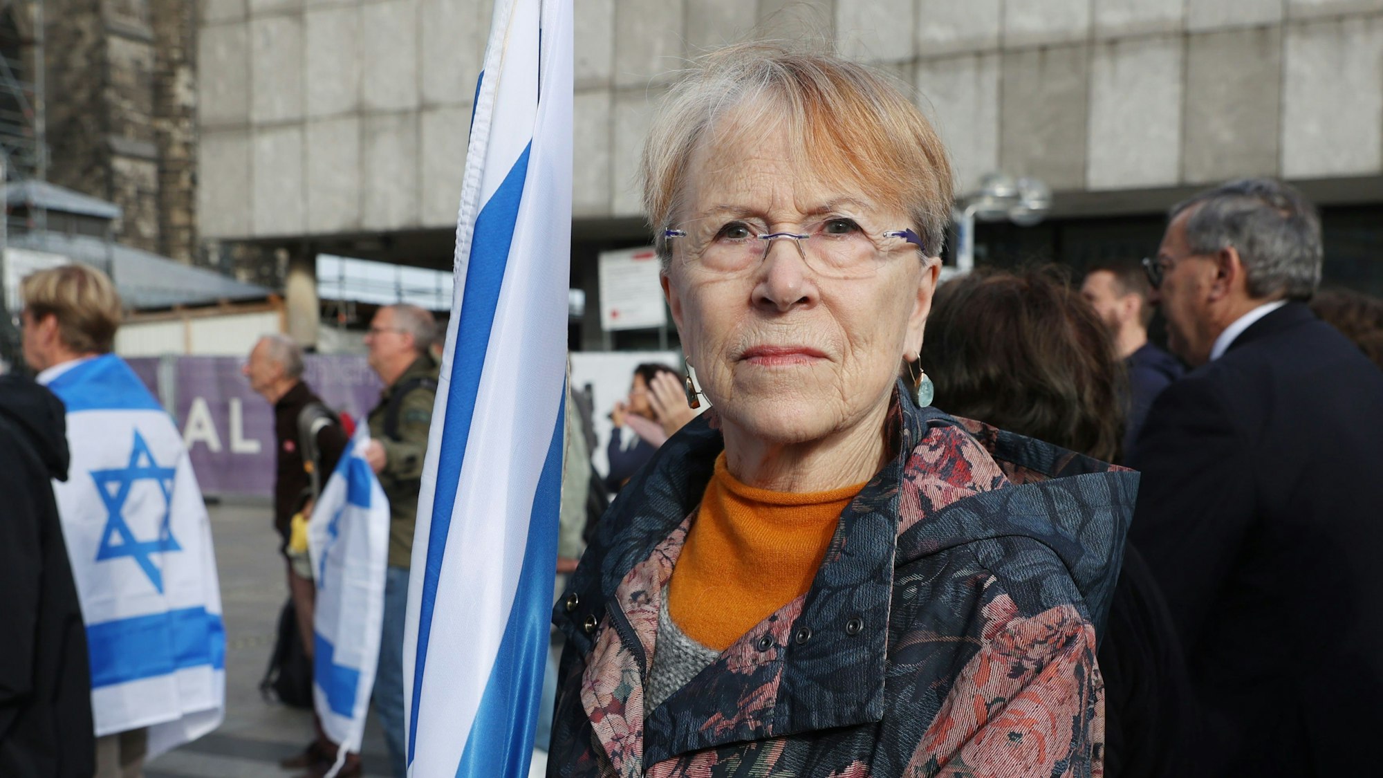 Monika Möller vom Städtepartnerschaftsverein Köln/Tel Aviv bei der Kundgebung.