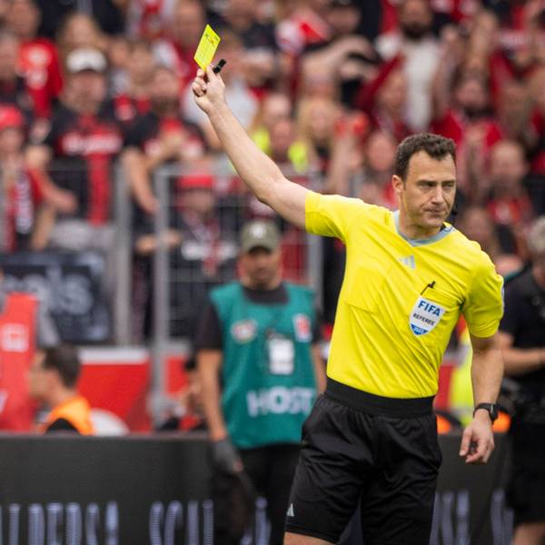 Schiedsrichter Felix Zwayer zeigt Trainer Steffen Baumgart Gelb wegen Meckerns.