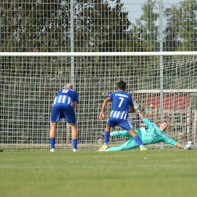Torwart Robin Metternich streckt sich gegen den Elfmeter von Deniz Isitmen vergeblich.