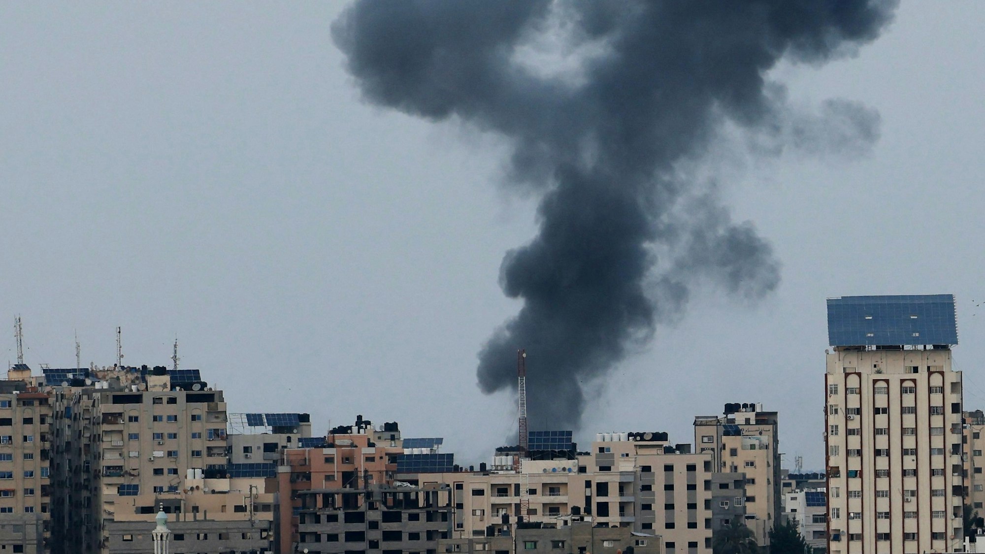 Schwarzer Rauch über Gaza-Stadt