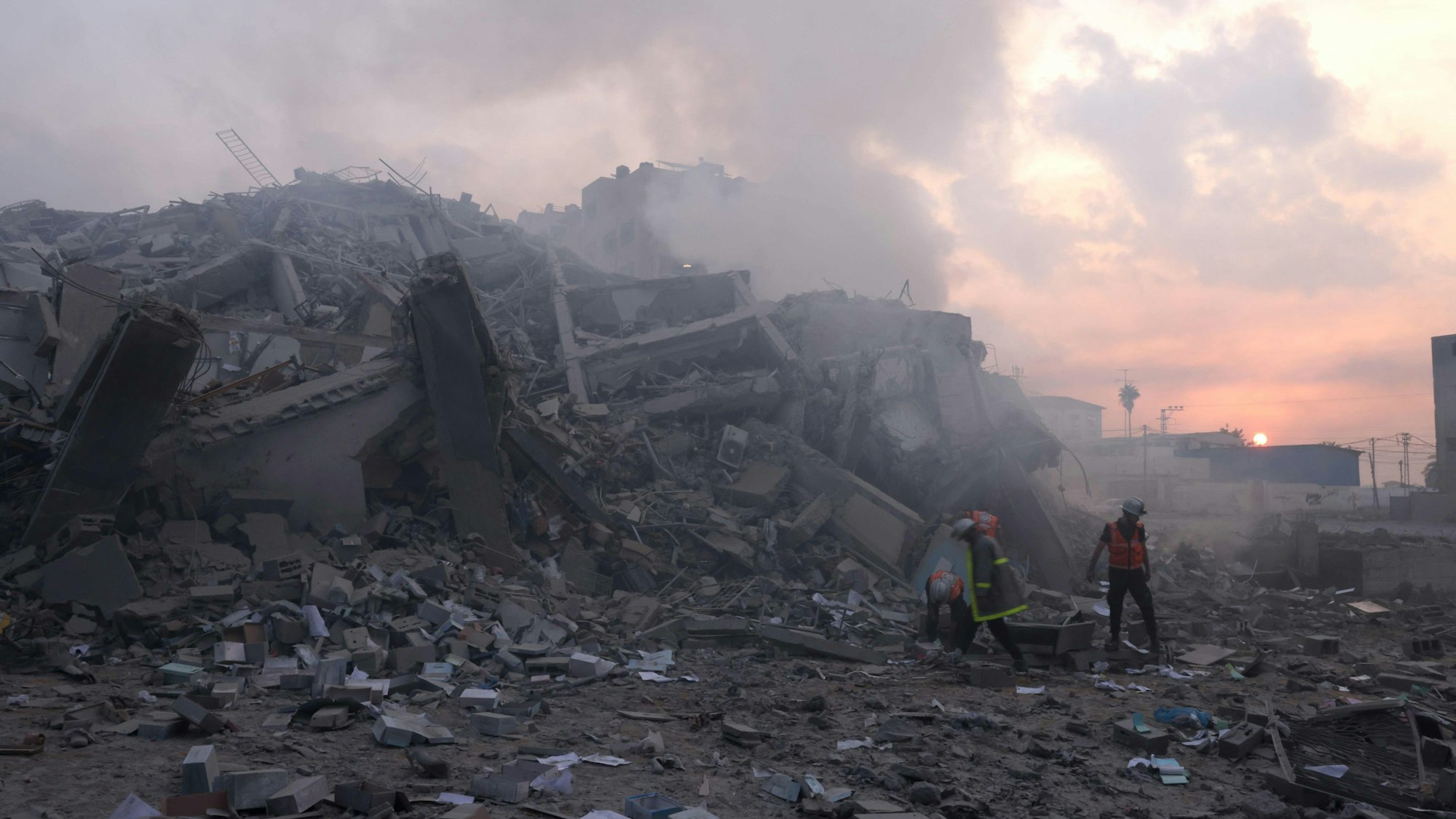 Zerstörung in Al-Watan Tower im Gaza-Streifen durch einen israelischen Luftangriff