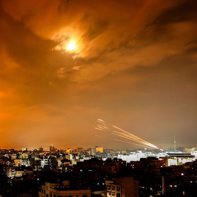 Von der Hamas abgeschossene Raketen über dem Himmel von Israel