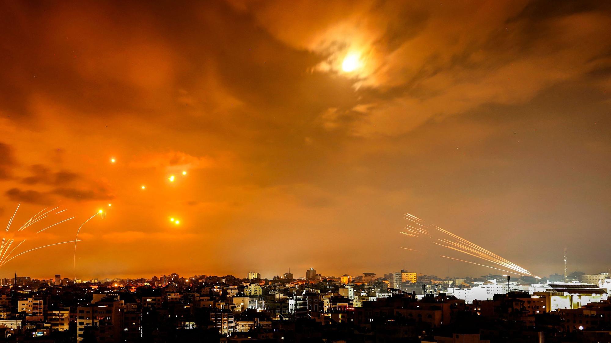 Von der Hamas abgeschossene Raketen über dem Himmel von Israel