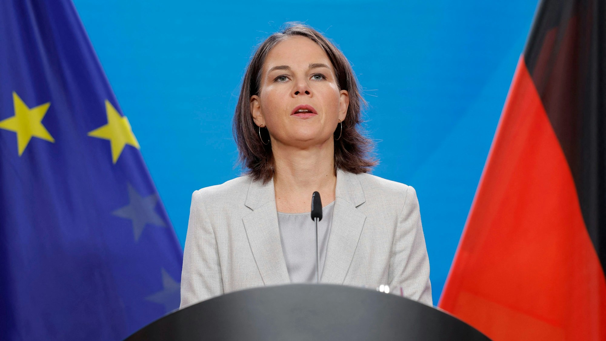 Bundesaußenministerin Annalena Baerbock bei einer Rede zur Situation in Israel im deutschen Außenministerium.