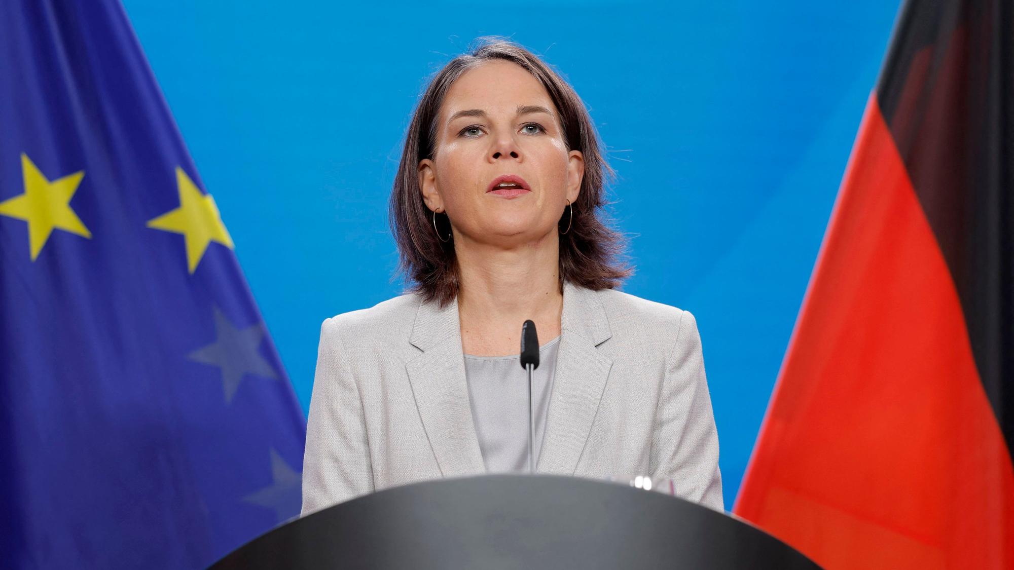 Bundesaußenministerin Annalena Baerbock bei einer Rede zur Situation in Israel im deutschen Außenministerium.
