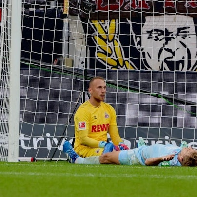 FC-Torhüter Marvin Schwäbe und Abwehrspieler Timo Hübers liegen nach dem 0:3 in Leverkusen geschlagen am Boden.