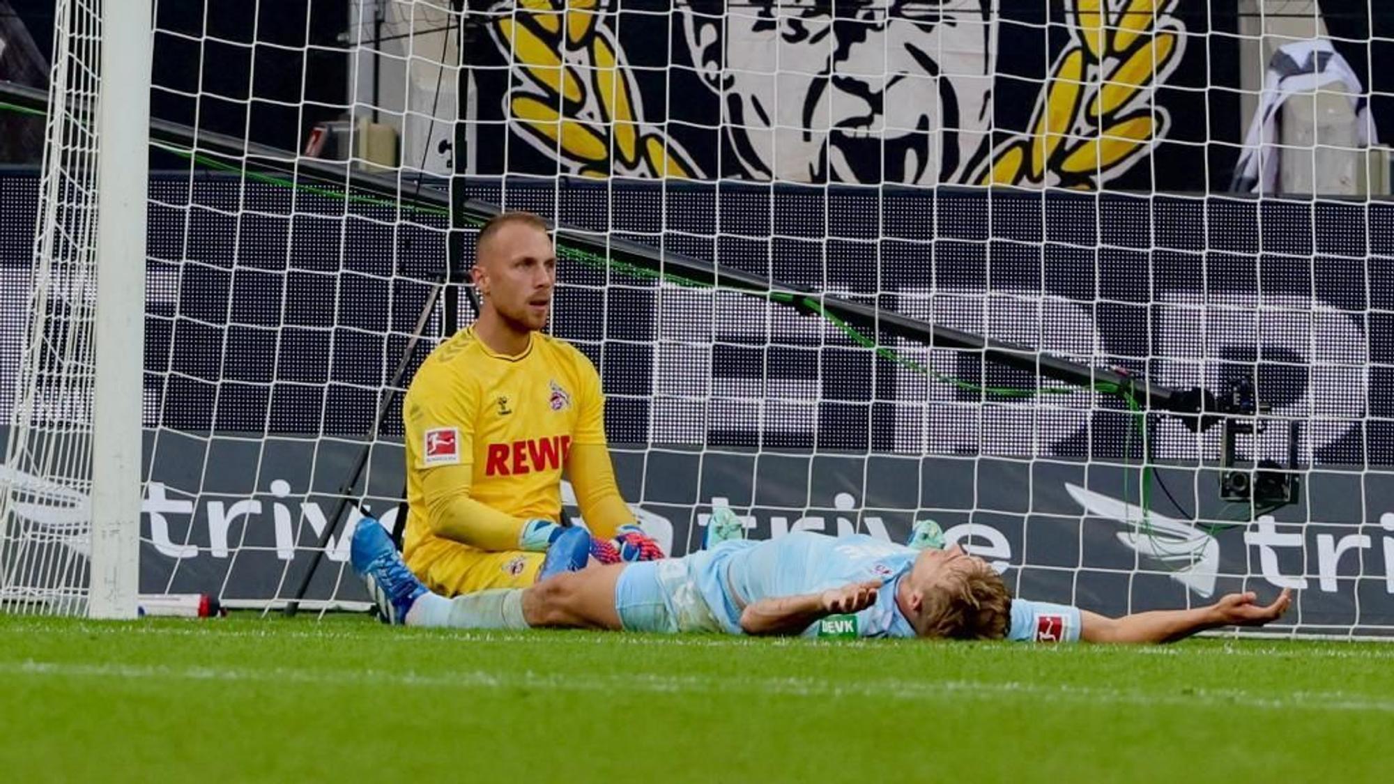 FC-Torhüter Marvin Schwäbe und Abwehrspieler Timo Hübers liegen nach dem 0:3 in Leverkusen geschlagen am Boden.