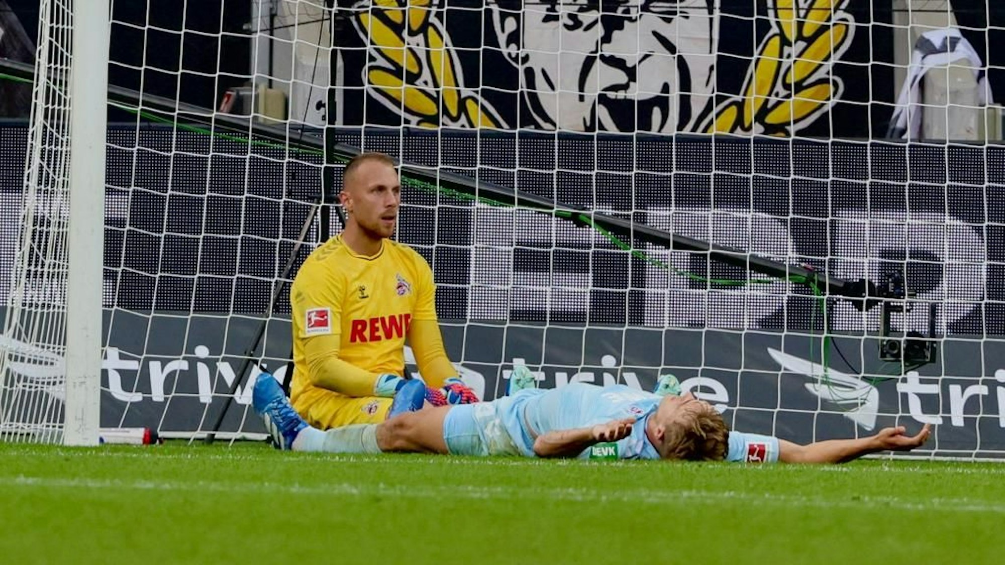 FC-Torhüter Marvin Schwäbe und Abwehrspieler Timo Hübers liegen nach dem 0:3 in Leverkusen geschlagen am Boden.