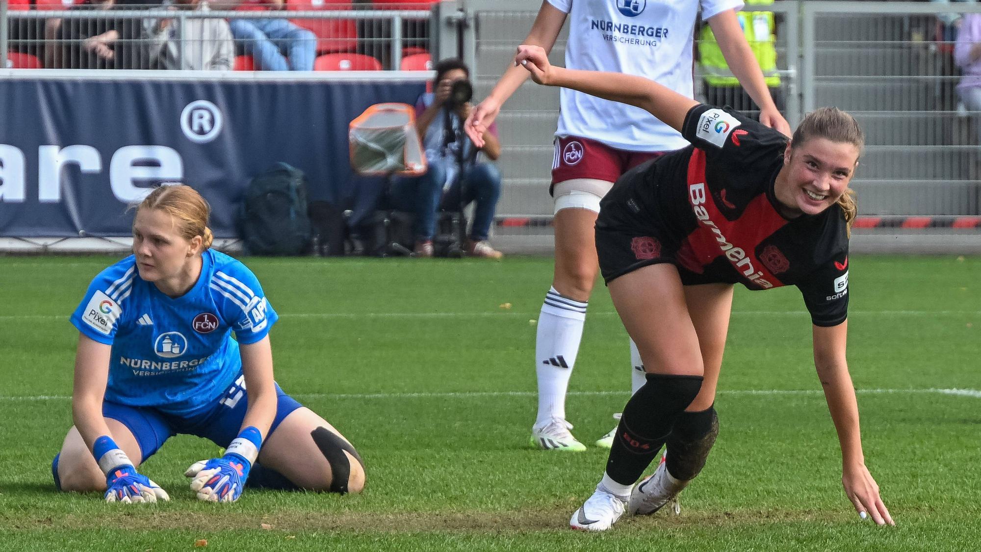 Karolina Lea Vilhjalmsdottir Bayer 04 Leverkusen, 18 steht jubelnd nach ihrem Tor zum 5:0 auf. Dahinter sind Kristin Krammer 1. FC Nuernberg, 25 und Amelie Thoele 1. FC Nuernberg, 12 frustriert. Bayer 04 Leverkusen vs. 1. FC Nuernberg, Fussball, Google Pixel Frauen-Bundesliga, 02. Spieltag, Saison 2023/2024, 30.09.2023 DFL REGULATIONS PROHIBIT ANY USE OF PHOTOGRAPHS AS IMAGE SEQUENCES AND/OR QUASI-VIDEO Bayer 04 Leverkusen vs. 1. FC Nuernberg, Fussball, Google Pixel Frauen-Bundesliga, 02. Spieltag, Saison 2023/2024, 30.09.2023 Leverkusen *** Karolina Lea Vilhjalmsdottir Bayer 04 Leverkusen, 18 stands jubilant after her goal to 5 0 on Behind are Kristin Krammer 1 FC Nuernberg, 25 and Amelie Thoele 1 FC Nuernberg, 12 frustrated Bayer 04 Leverkusen vs 1 FC Nuernberg, Football, Google Pixel Womens Bundesliga, 02 Matchday, Season 2023 2024, 30 09 2023 DFL REGULATES PROHIBIT ANY USE OF PHOTOGRAPHS AS IMAGE SEQUENCES AND OR QUASI VIDEO Bayer 04 Leverkusen vs 1 FC Nuernberg, Football, Google Pixel Womens Bundesliga, 02 Matchday, Season 2023 2024, 30 09 2023 Leverkusen. Copyright: xEibner-Pressefoto/ThomasxHaeslerx EP_THR