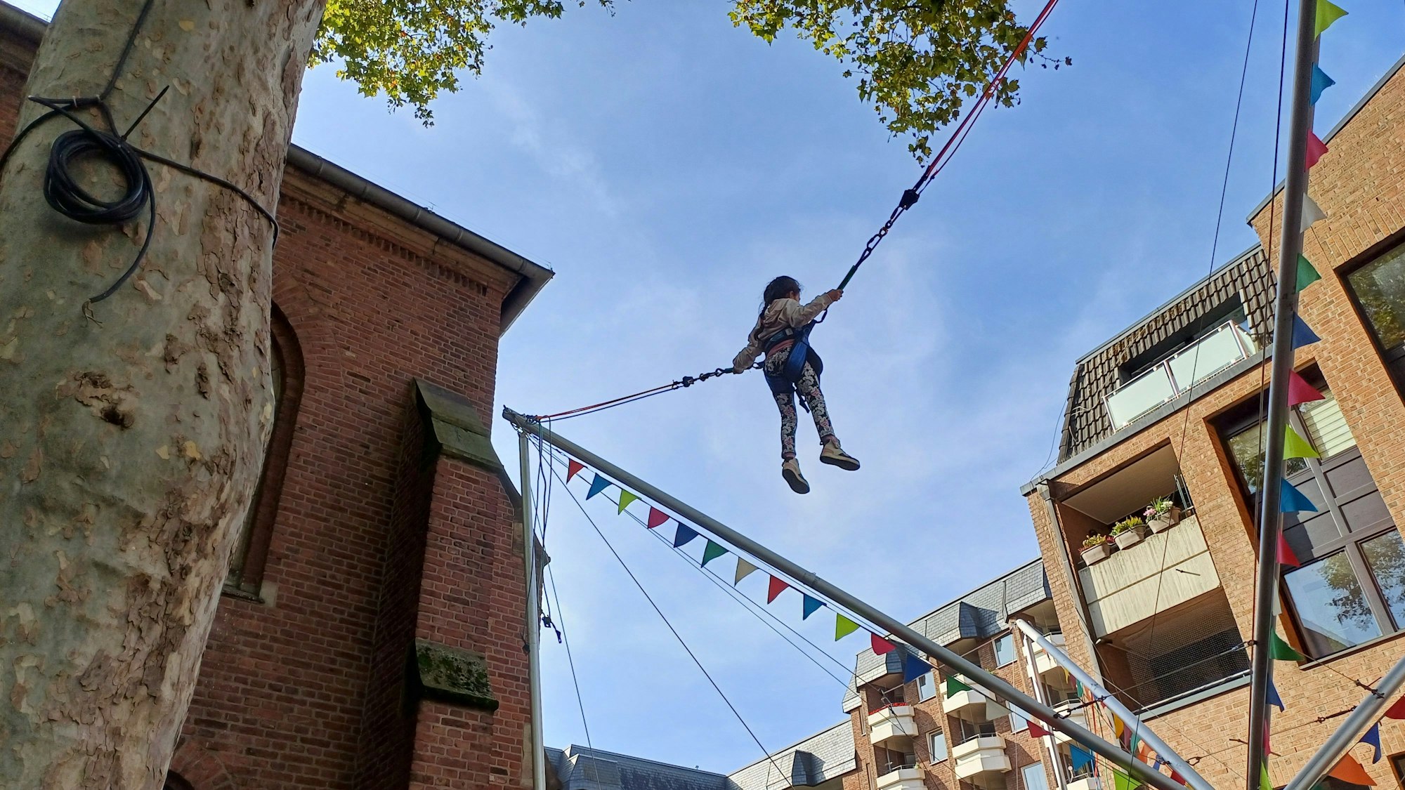 Auch für Kinder gab es Angebote, wie zum Beispiel das Trampolinspringen.