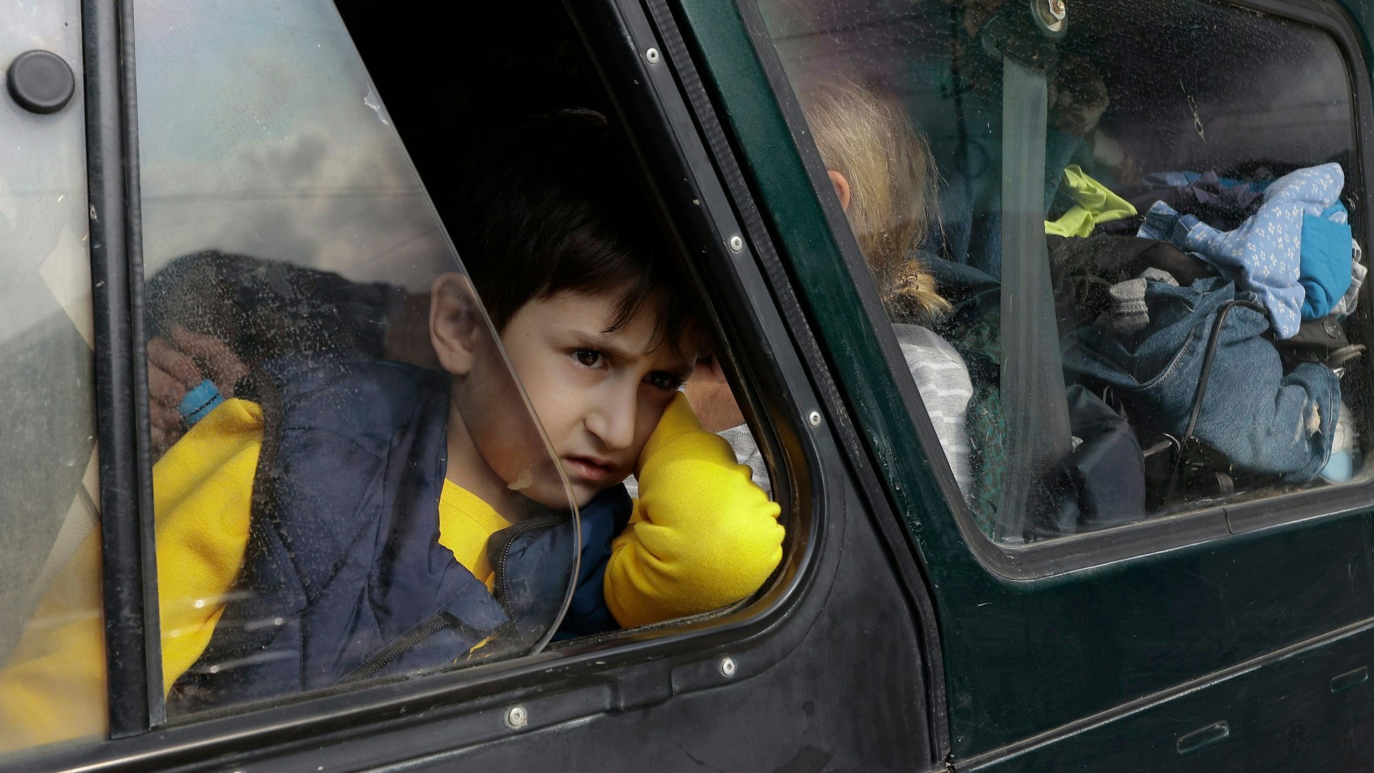 Ein Junge aus Berg-Karabach blickt aus einem Auto auf die Ankunft in der Region Syunik.