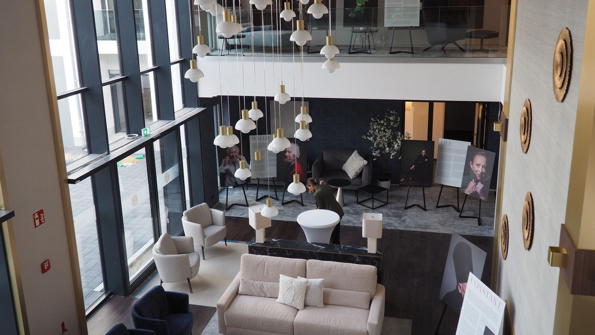 Ein Atrium mit Sitzmöglichkeiten.
