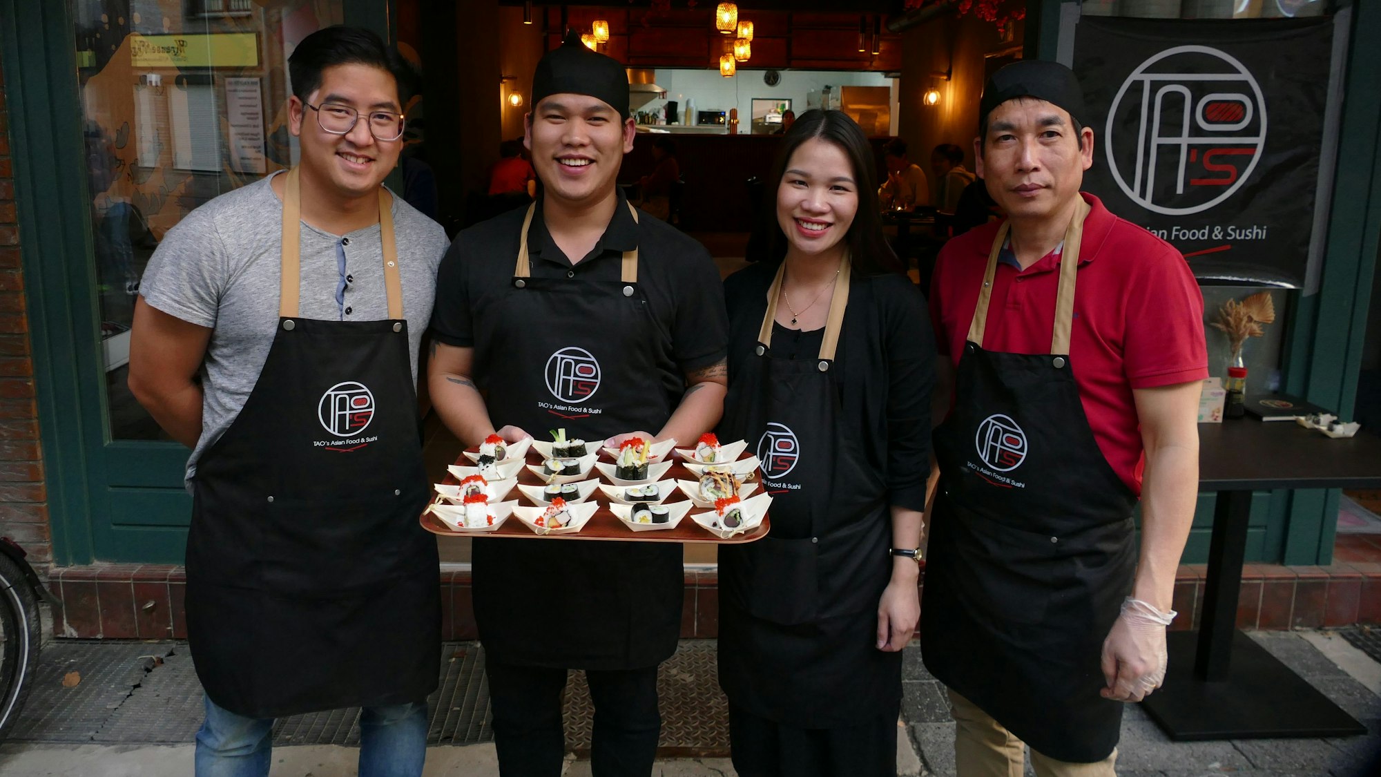 Mitarbeiter Viet Duc Dinh, Inhaber Dinh Tao Phan junior, Mitarbeiterin Ly Phan und Dinh Tao Phan senior freuen sich auf die Gäste.