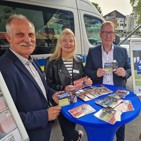 Im Bild: Thomas Jansen sowie von links nach rechts Ralf Trippe, Sigrid Jung und Thomas Jansen, die Initiatoren der Kampagne von der Kriminalprävention.