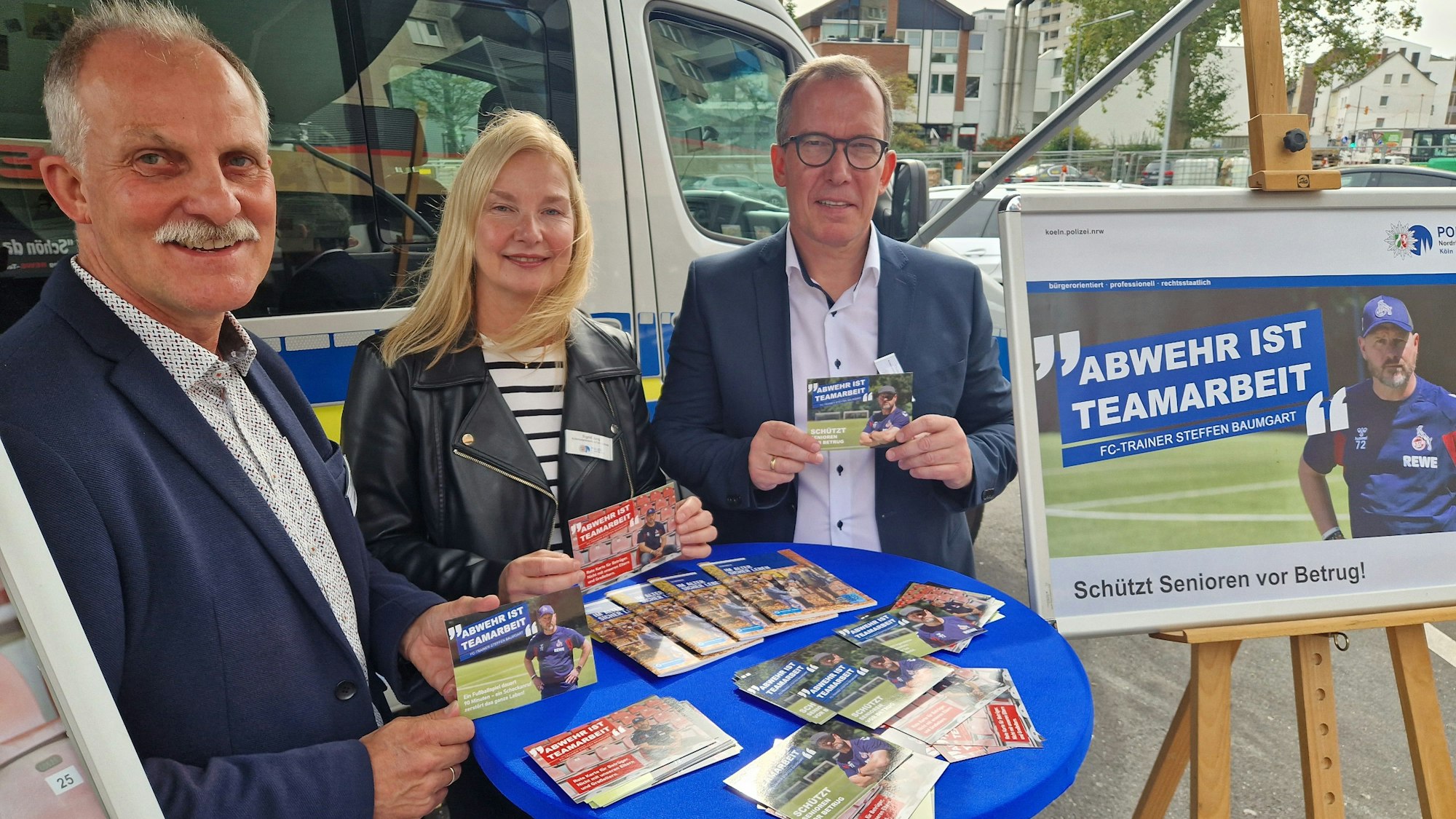 Im Bild: Thomas Jansen sowie von links nach rechts Ralf Trippe, Sigrid Jung und Thomas Jansen, die Initiatoren der Kampagne von der Kriminalprävention.