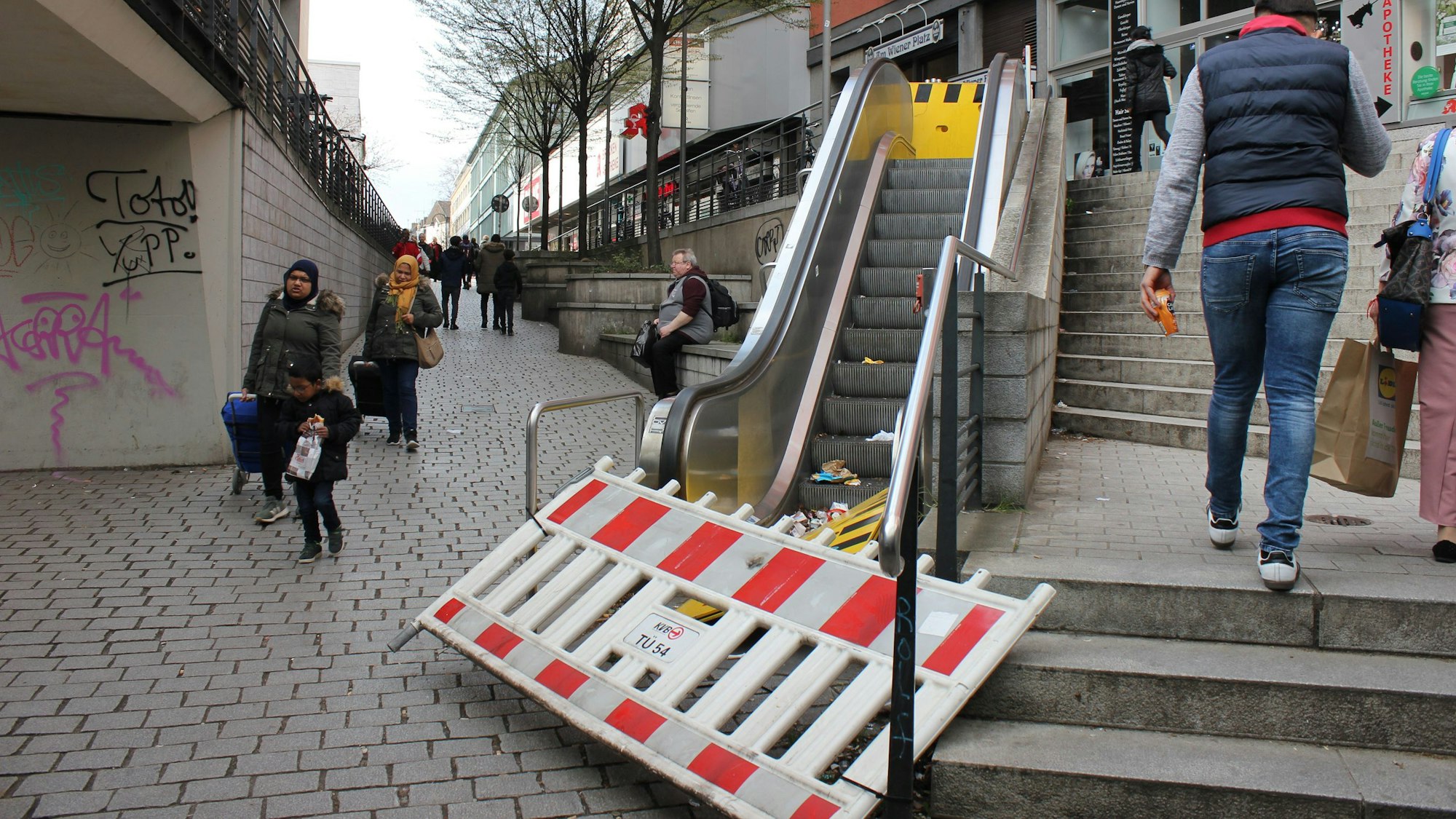 Die defekte Rolltreppe zwischen der KVB-Haltestelle Wiener Platz und der Buchheimer Straße harrt seit vielen Jahren auf ihre Reparatur. Foto: Uwe Schäfer