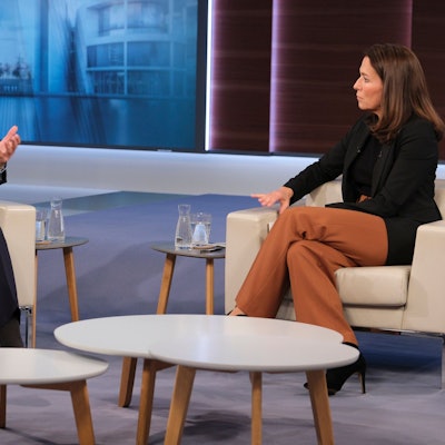 Cem Özdemir (l., Bündnis 90/Die Grünen) und Anne Will diskutierten über das Ergebnis der Landtagswahlen Bayern und Hessen.