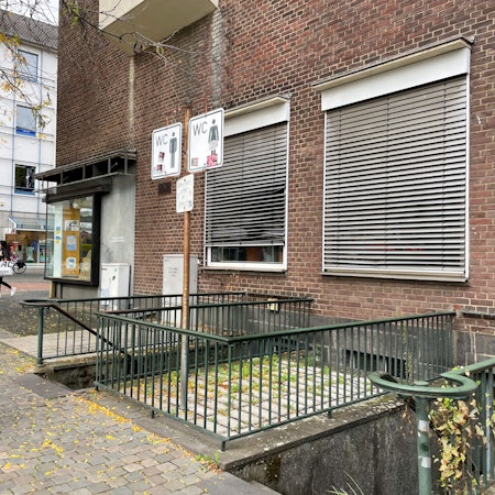 Eine öffentliche Toilette in Wiesdorf befindet sich am Marktplatz.