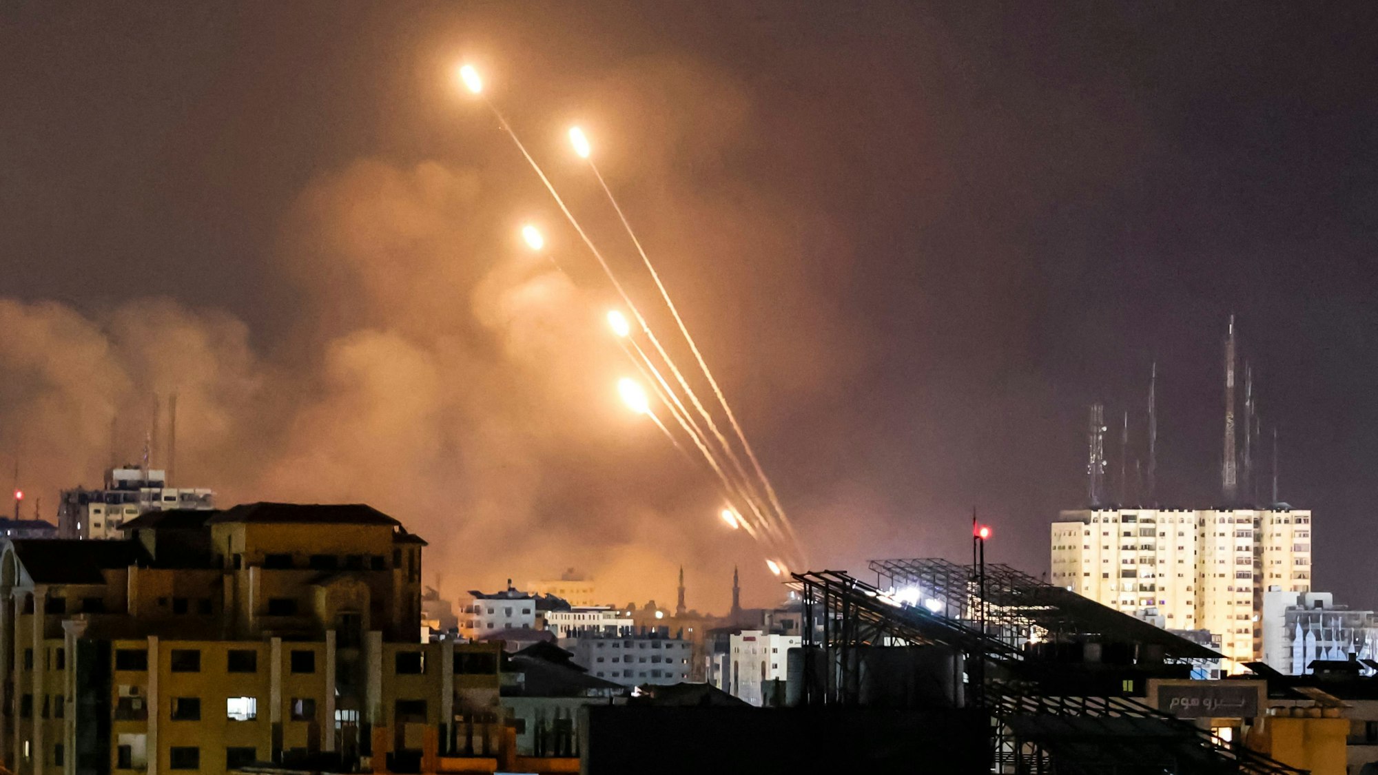 Raketen werden von Gaza aus in Richtung Israel abgefeuert. Bis zu 3000 Geschosse sollen am frühen Samstagmorgen aus dem Gazastreifen abgefeuert worden.