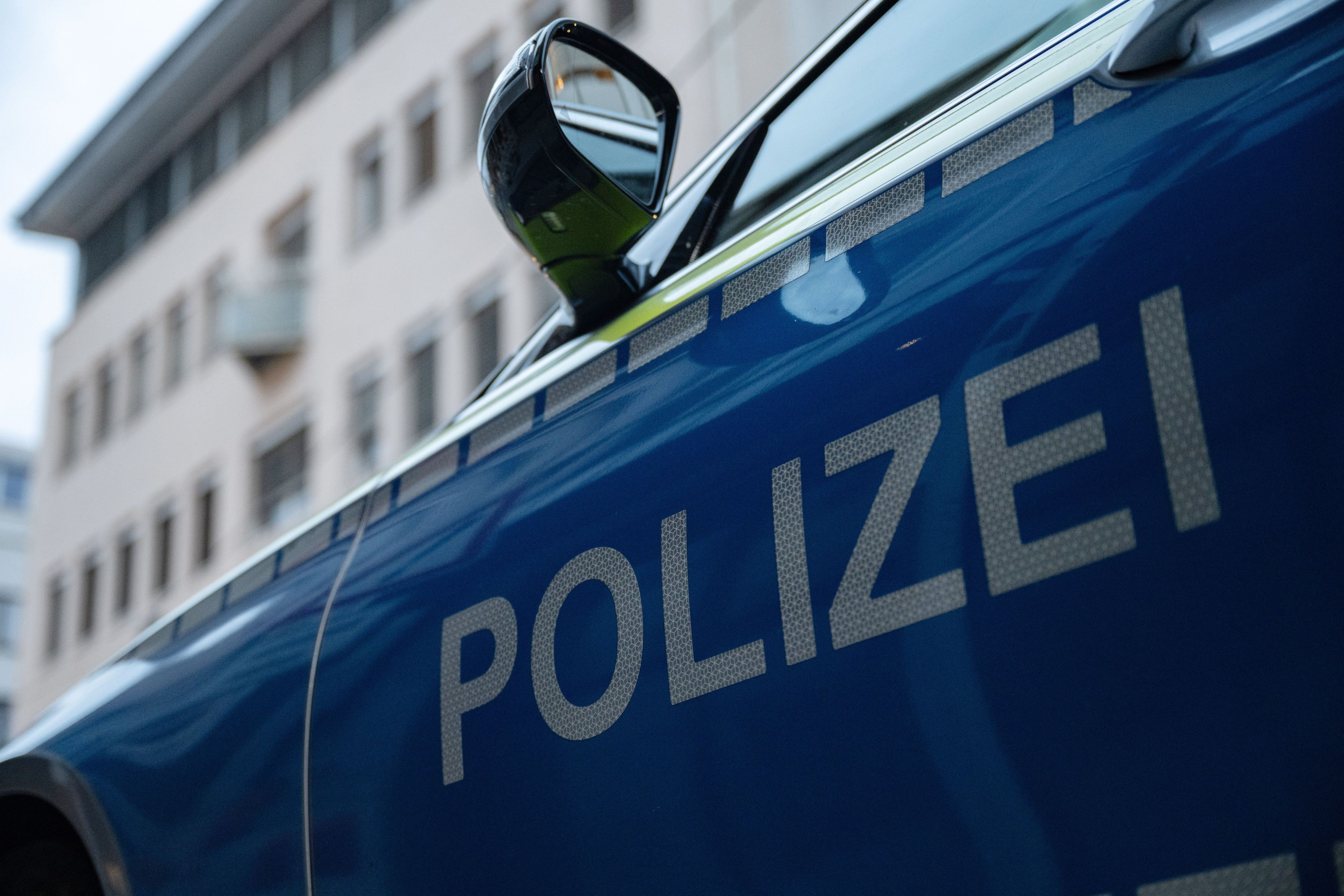 Ein Streifenwagen der Polizei steht vor einem Gebäude. (Symbolbild)