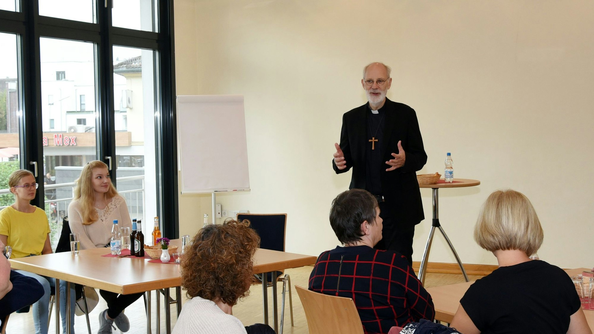 Weihbischof Ansgar Puff spricht im Lindlarer Severinushaus mit Gläubigen.