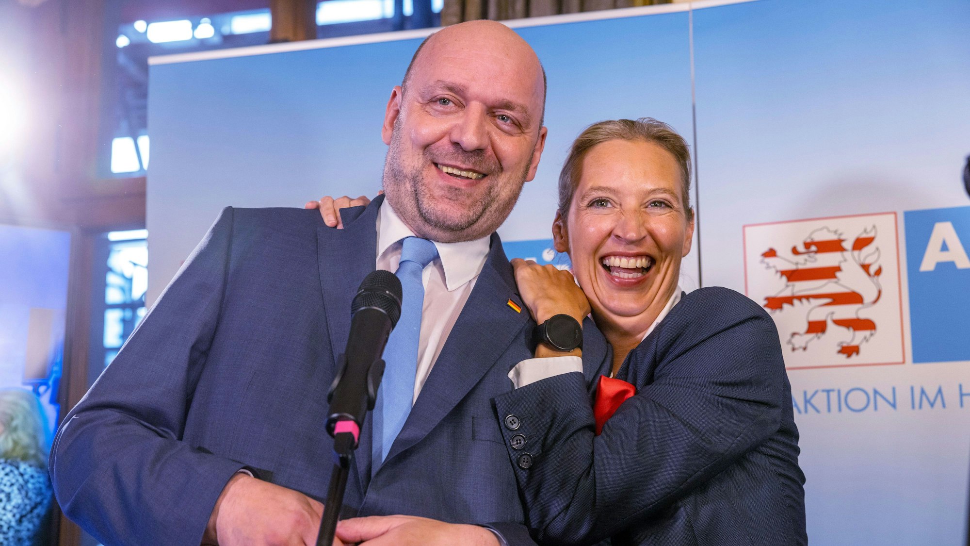 08.10.2023, Hessen, Wiesbaden: Robert Lambrou, Co-Landesvorsitzender der AfD Hessen, und Bundessprecherin Alice Weidel jubeln über das Wahlergebnis. In Hessen fand am Sonntag die Wahl zum 21. Hessischen Landtag statt. Foto: Helmut Fricke/dpa +++ dpa-Bildfunk +++