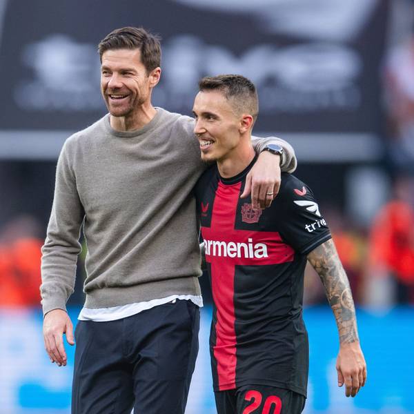 Leverkusens Trainer Xabi Alonso (l) und Alejandro Grimaldo liegen sich nach der Partie gegen Köln in den Armen.