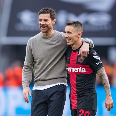 Leverkusens Trainer Xabi Alonso (l) und Alejandro Grimaldo liegen sich nach der Partie gegen Köln in den Armen.