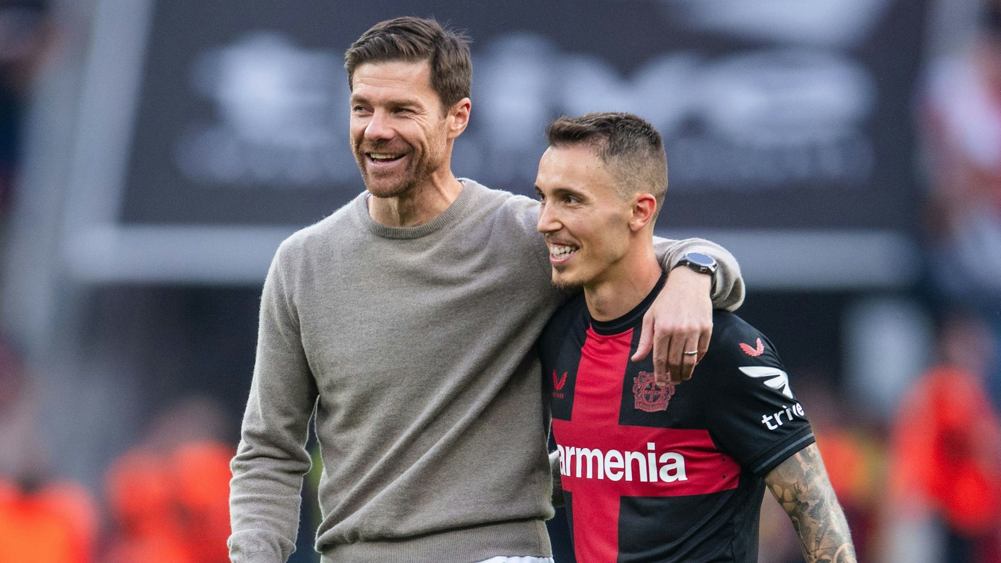 Leverkusens Trainer Xabi Alonso (l) und Alejandro Grimaldo liegen sich nach der Partie gegen Köln in den Armen.