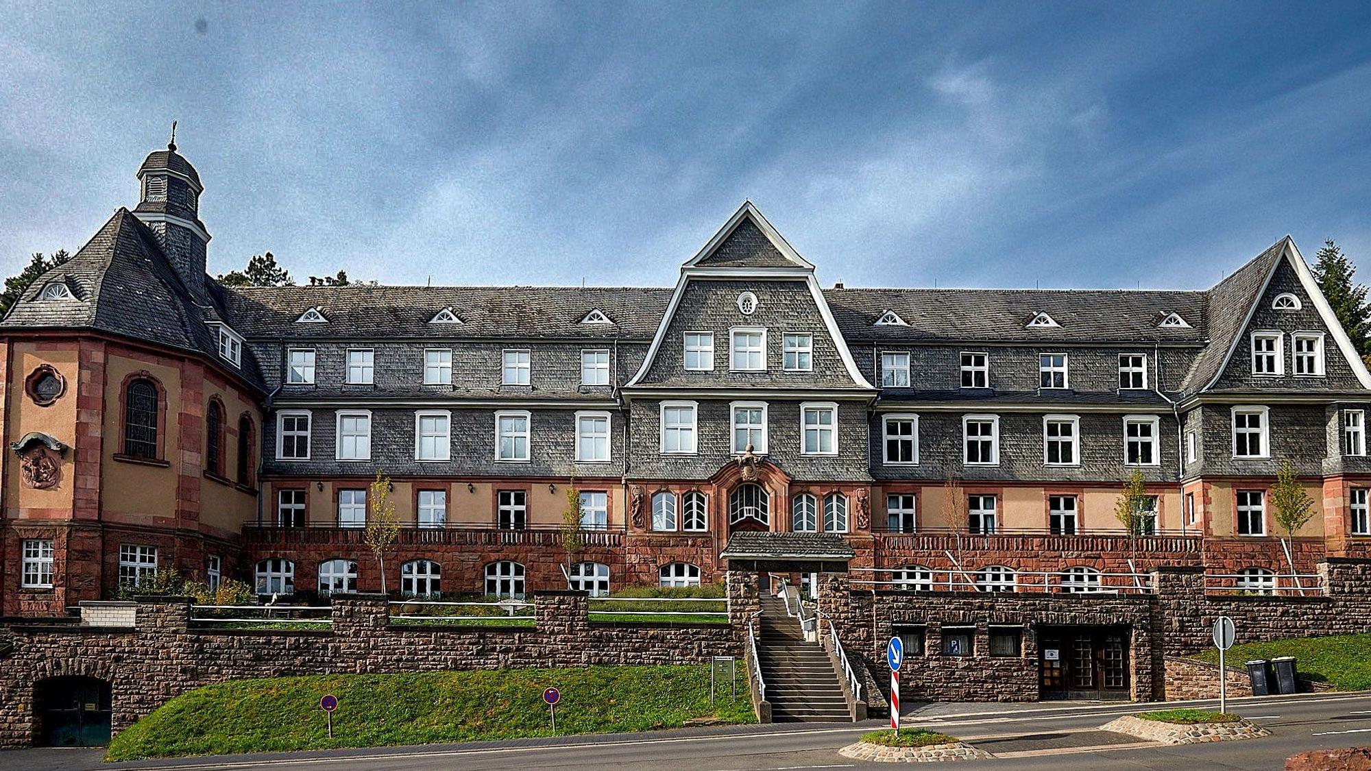 Das rund 100 Jahre alte, ehemalige Kloster liegt in Nettersheim am Ortsausgang in Richtung Zingsheim.